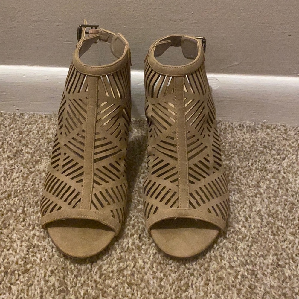 Shoedazzle women's tan shoes with wooden wedges